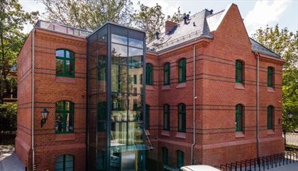 szyb windowy przy budynku